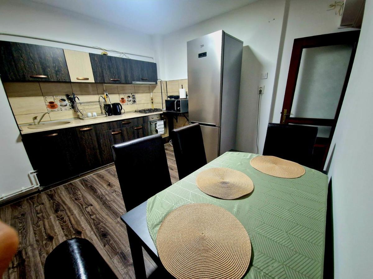 Cozy Appartment In The Center Targoviste Esterno foto