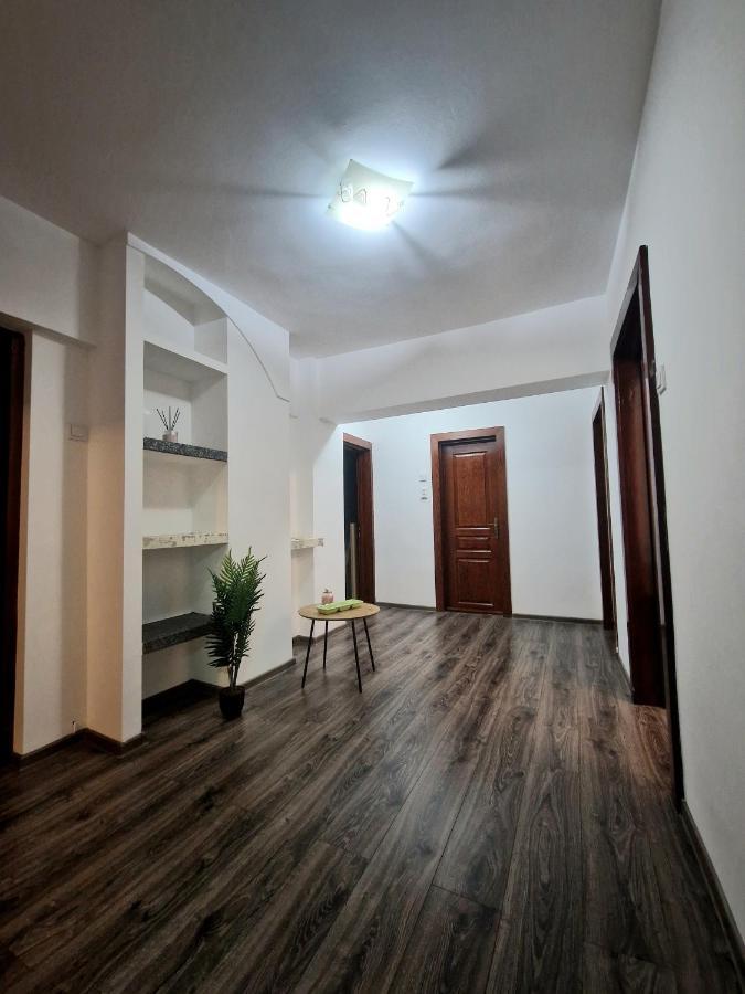 Cozy Appartment In The Center Targoviste Esterno foto