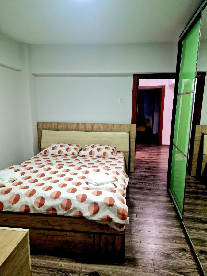 Cozy Appartment In The Center Targoviste Esterno foto
