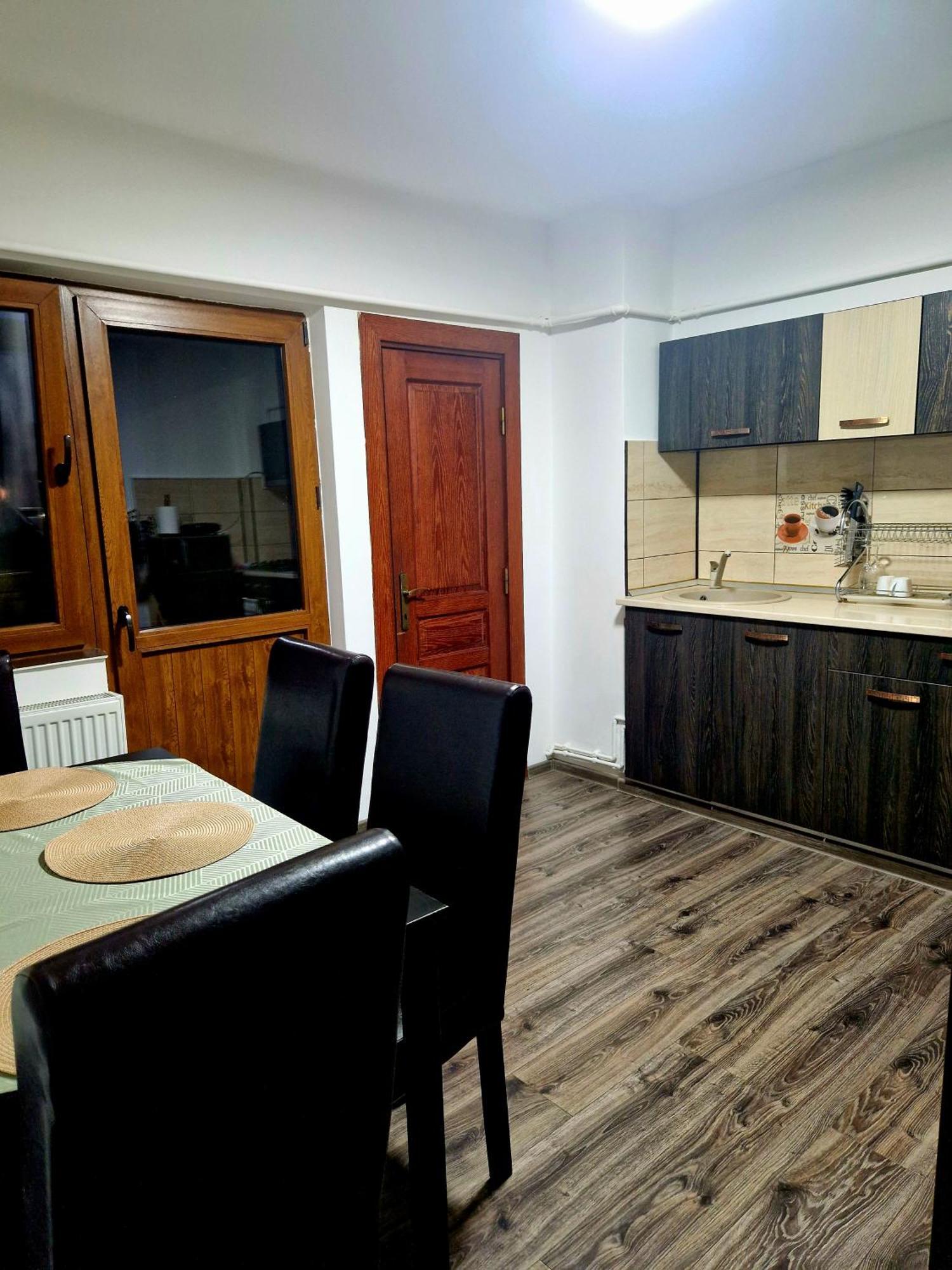 Cozy Appartment In The Center Targoviste Esterno foto